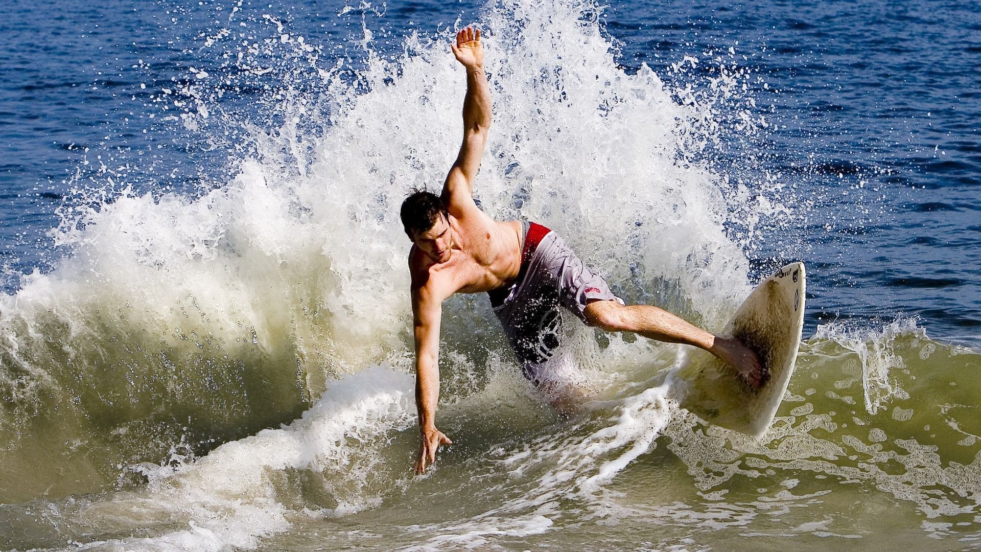 九游体育博彩-国足主力门将状态回暖，守门再现稳健，国足门将是谁